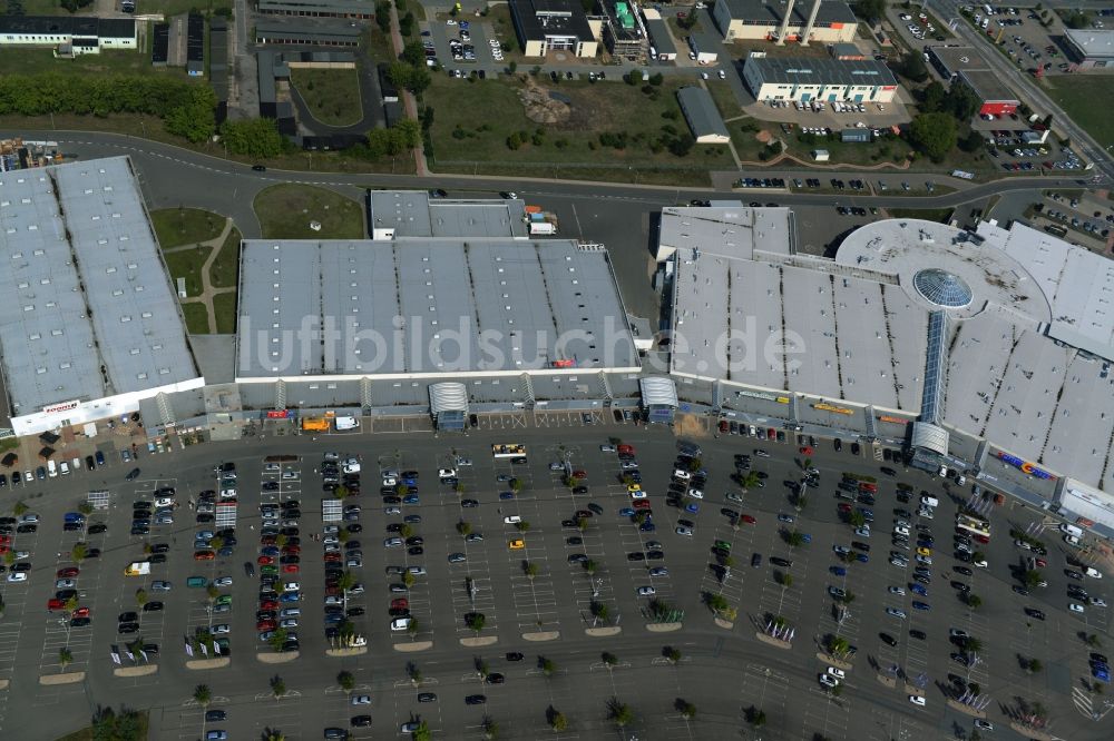 Riesa aus der Vogelperspektive: Gebäude und Parkplatz des Einkaufszentrum Riesapark in Riesa im Bundesland Sachsen