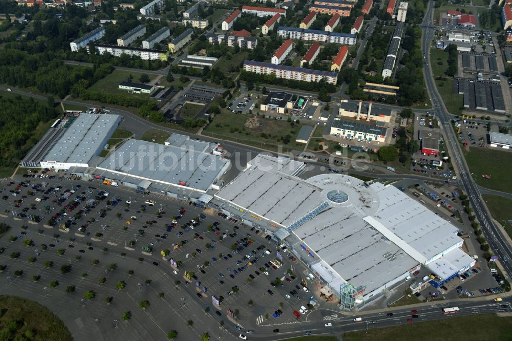 Luftbild Riesa - Gebäude und Parkplatz des Einkaufszentrum Riesapark in Riesa im Bundesland Sachsen
