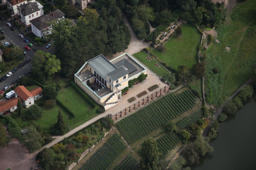 Luftbild Aschaffenburg - Gebäude des Pompejanum , dem antiken Nachbau einer römischen Villa am Hang des Flusses Main in Aschaffenburg im Bundesland Bayern