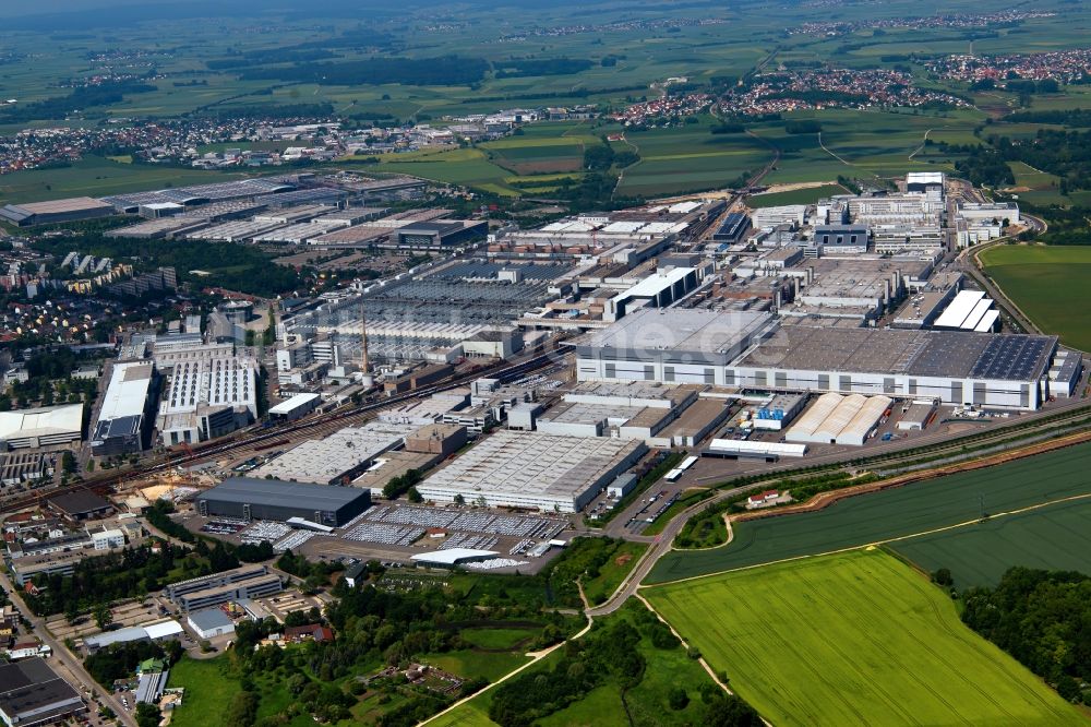 Luftbild Ingolstadt - Gebäude und Produktionshallen auf dem Werksgelände des Automobilherstellers Audi in Ingolstadt im Bundesland Bayern