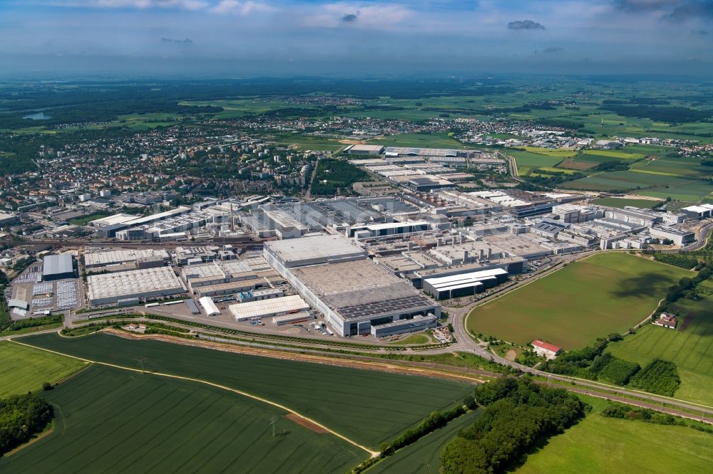 Luftaufnahme Ingolstadt - Gebäude und Produktionshallen auf dem Werksgelände des Automobilherstellers Audi in Ingolstadt im Bundesland Bayern
