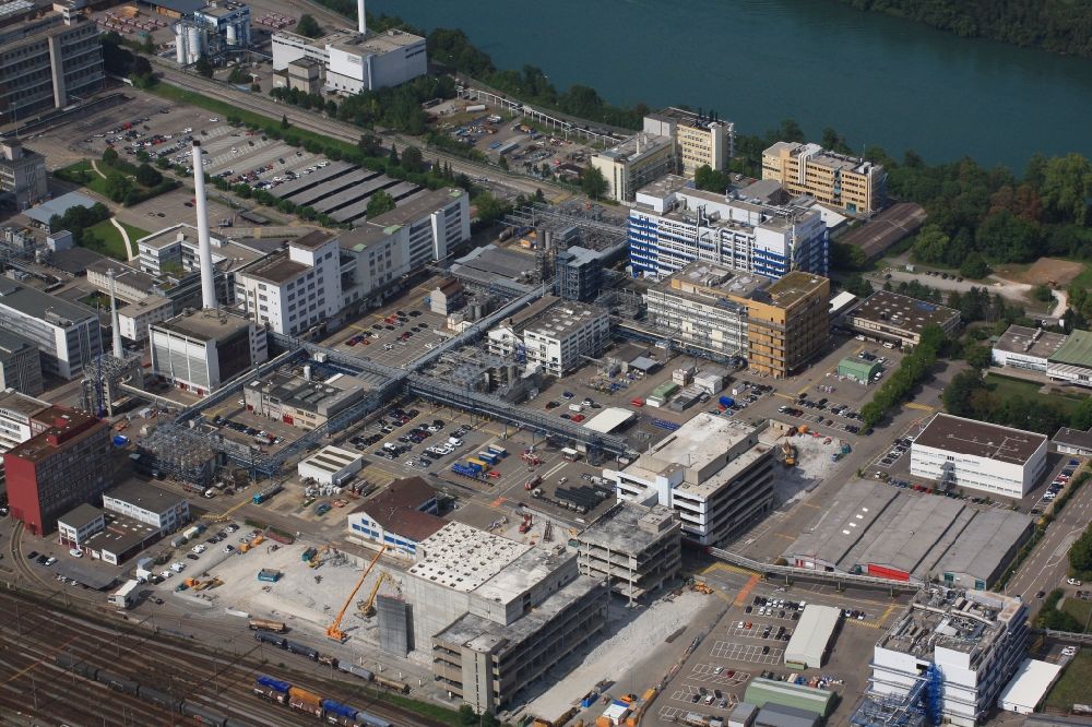 Luftbild Pratteln - Gebäude und Produktionshallen auf dem Werksgelände des Pharmaproduzenten Novartis Schweizerhalle in Pratteln im Kanton Basel-Landschaft, Schweiz