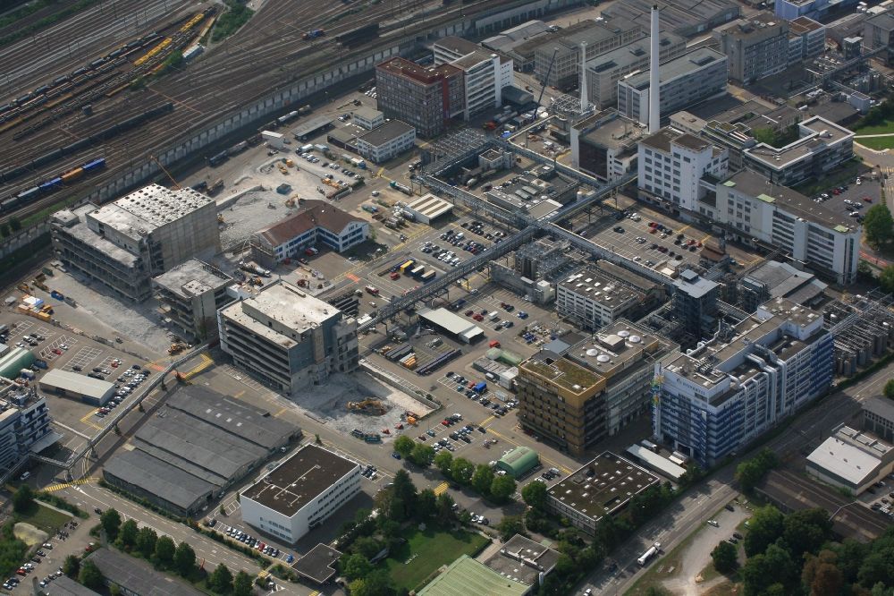 Pratteln von oben - Gebäude und Produktionshallen auf dem Werksgelände des Pharmaproduzenten Novartis Schweizerhalle in Pratteln im Kanton Basel-Landschaft, Schweiz