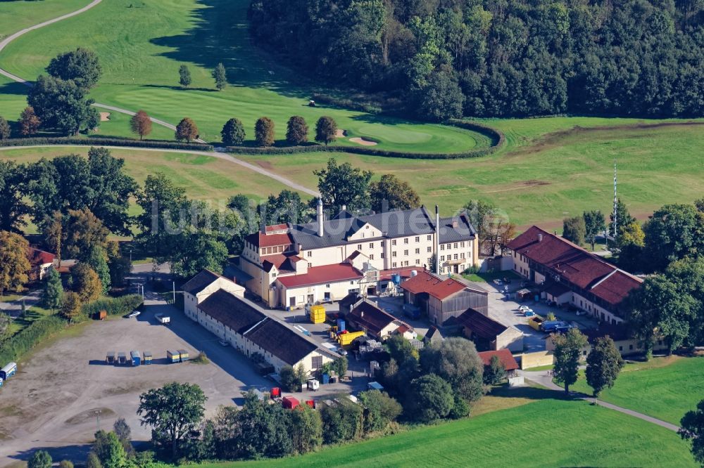 Tuntenhausen aus der Vogelperspektive: Gebäude und Produktionshallen auf dem Werksgelände der Schlossbrauerei Maxlrain bei Tuntenhausen im Landkreis Rosenheim im Bundesland Bayern