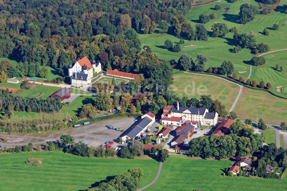 Tuntenhausen von oben - Gebäude und Produktionshallen auf dem Werksgelände der Schlossbrauerei Maxlrain bei Tuntenhausen im Landkreis Rosenheim im Bundesland Bayern