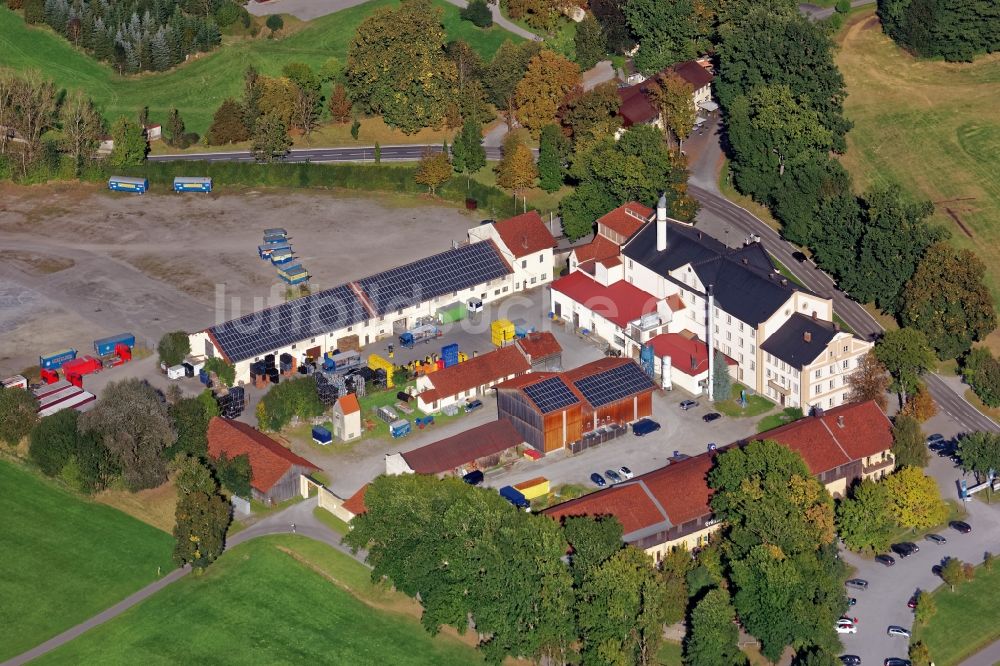 Luftbild Tuntenhausen - Gebäude und Produktionshallen auf dem Werksgelände der Schlossbrauerei Maxlrain bei Tuntenhausen im Landkreis Rosenheim im Bundesland Bayern