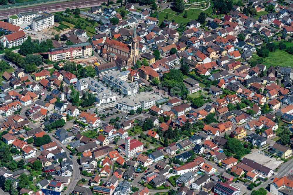 Luftbild Sinzheim - Gebäude des Rathaus, Sparkasse und Kirche St. Martin am Marktplatz in Sinzheim im Bundesland Baden-Württemberg, Deutschland