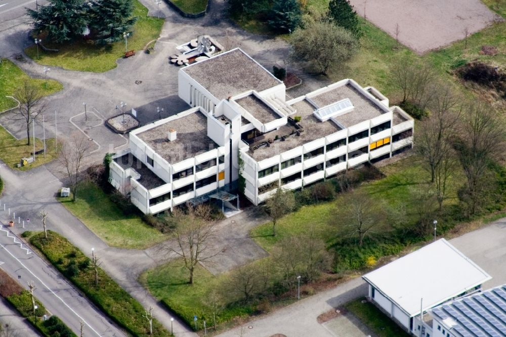Luftaufnahme Offenbach an der Queich - Gebäude der Rathaus der Verbandsgemeinde Offenbach an der Queich in Offenbach an der Queich im Bundesland Rheinland-Pfalz, Deutschland