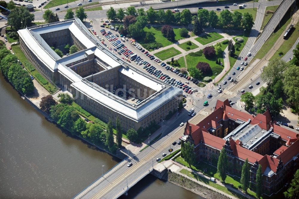 Luftbild Breslau / Wroclaw - Gebäude des Regierungspräsidium Niederschlesien am Ufer des Flusses Olawa ( auch Ohle oder Ola genannt) in Breslau / Wroclaw in Polen
