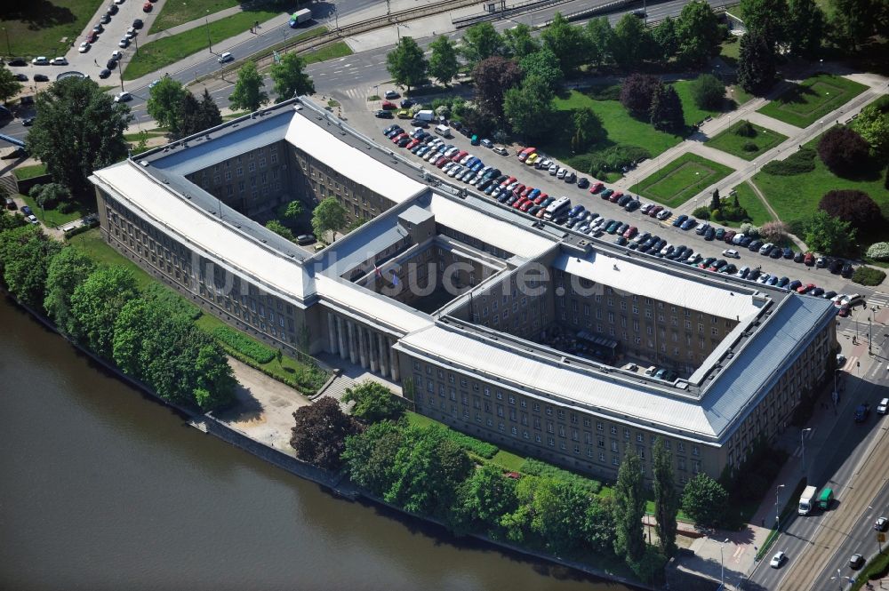 Luftaufnahme Breslau / Wroclaw - Gebäude des Regierungspräsidium Niederschlesien am Ufer des Flusses Olawa ( auch Ohle oder Ola genannt) in Breslau / Wroclaw in Polen