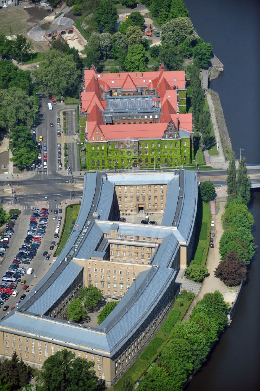 Luftbild Breslau / Wroclaw - Gebäude des Regierungspräsidium Niederschlesien am Ufer des Flusses Olawa ( auch Ohle oder Ola genannt) in Breslau / Wroclaw in Polen