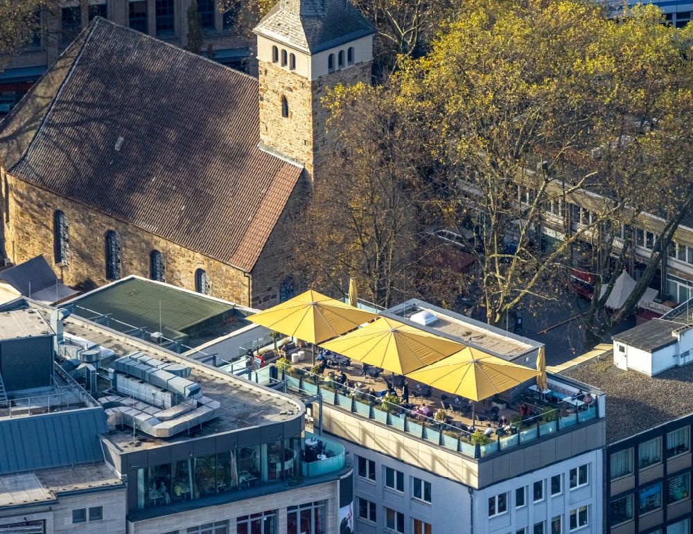 Bochum von oben - Gebäude des Restaurant Boulevardcafe Wiacker bei Baltz mit Sonnenschirmen auf dem Dach in Bochum im Bundesland Nordrhein-Westfalen, Deutschland