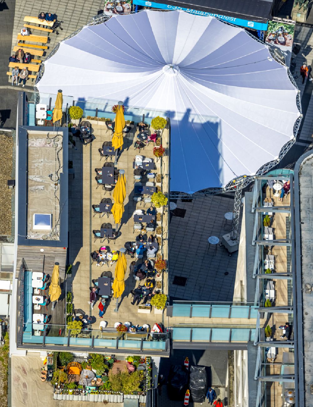 Bochum aus der Vogelperspektive: Gebäude des Restaurant Boulevardcafe Wiacker bei Baltz mit Sonnenschirmen auf dem Dach in Bochum im Bundesland Nordrhein-Westfalen, Deutschland
