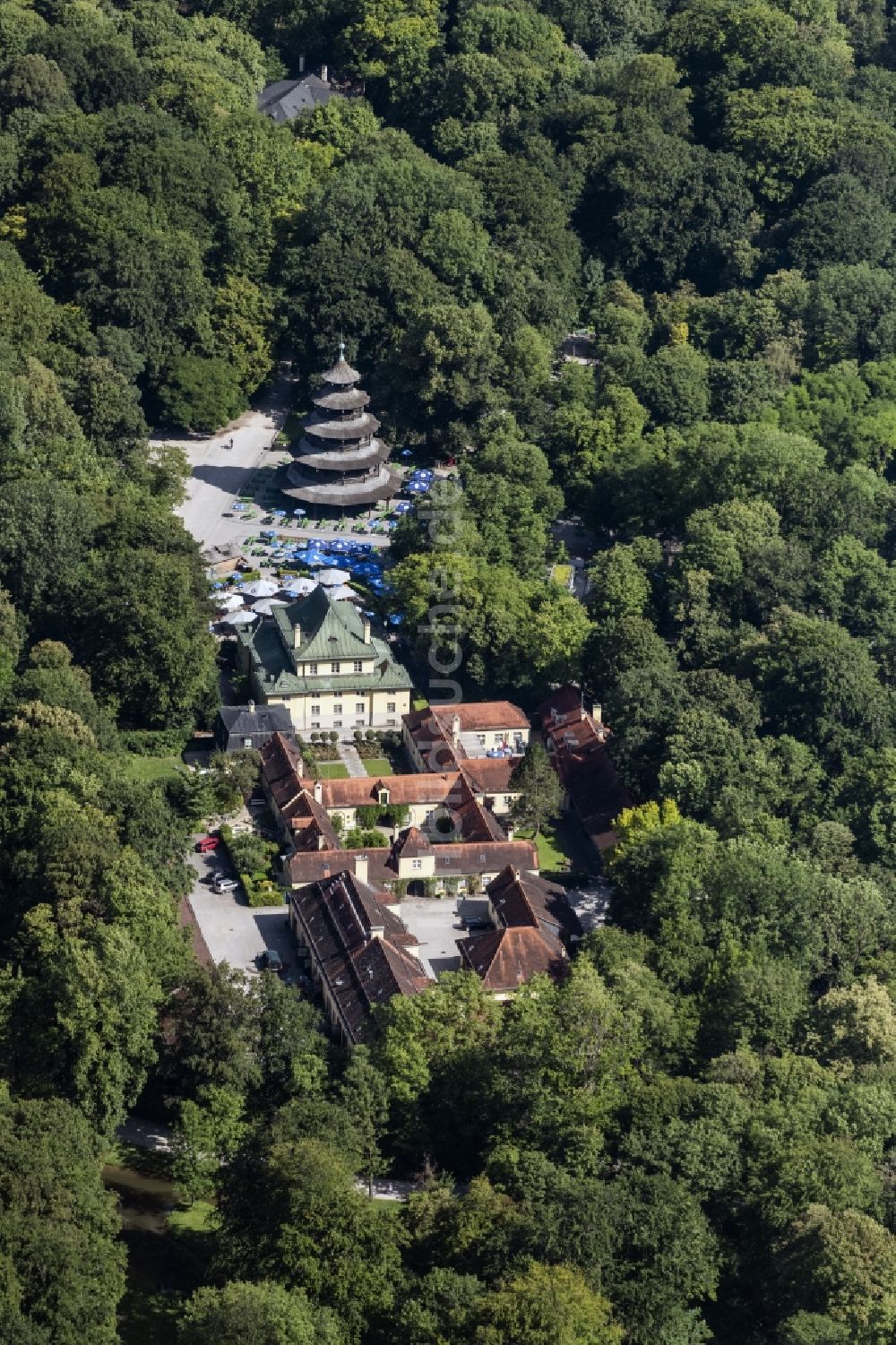 Luftbild München - Gebäude des Restaurant am Chinesischer Turm im Englischen Garten in München im Bundesland Bayern, Deutschland