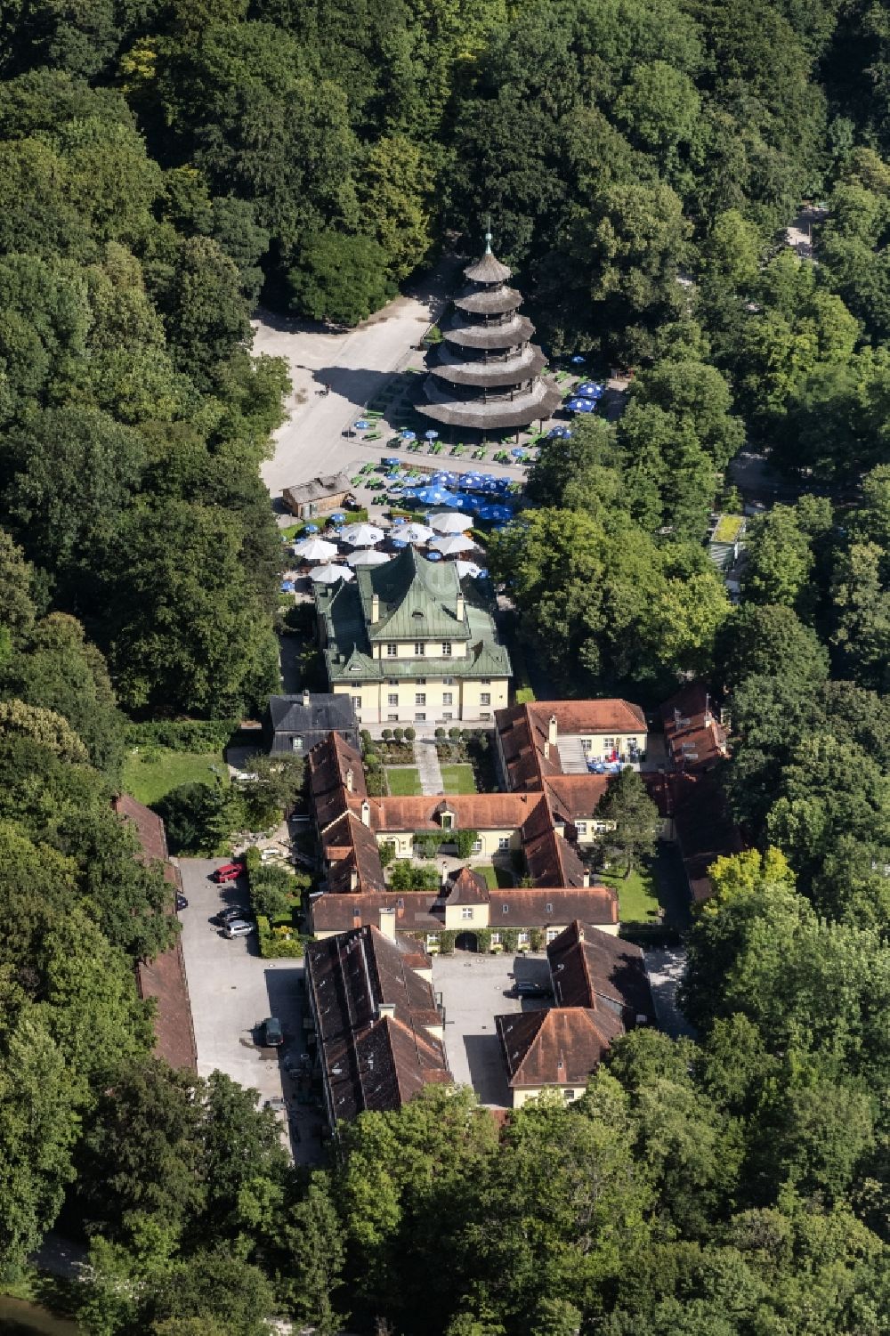 Luftaufnahme München - Gebäude des Restaurant am Chinesischer Turm im Englischen Garten in München im Bundesland Bayern, Deutschland