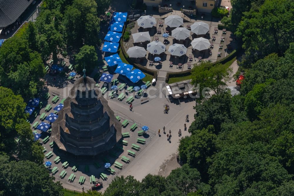 Luftaufnahme München - Gebäude des Restaurant am Chinesischer Turm im Englischen Garten in München im Bundesland Bayern, Deutschland