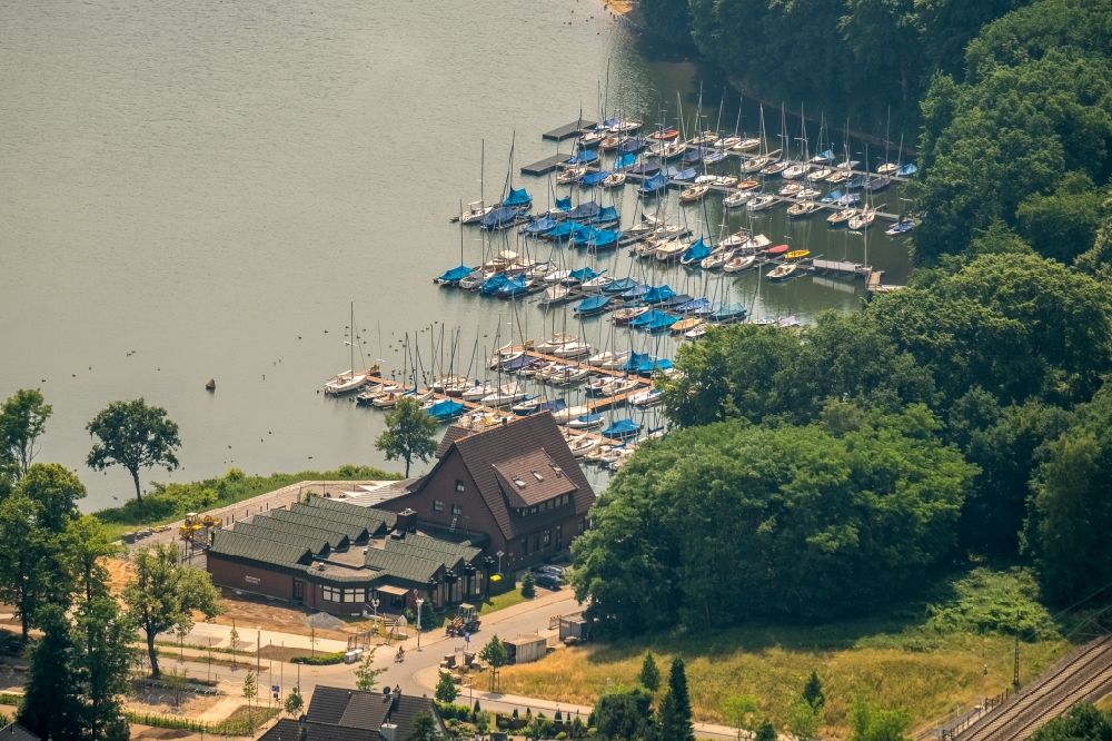 Luftaufnahme Haltern am See - Gebäude des Restaurant Stadtmühle Haltern mit Segelboot- Anlegestellen und Bootsliegeplätzen am Uferbereich Mühlenbach in Haltern am See im Bundesland Nordrhein-Westfalen, Deutschland