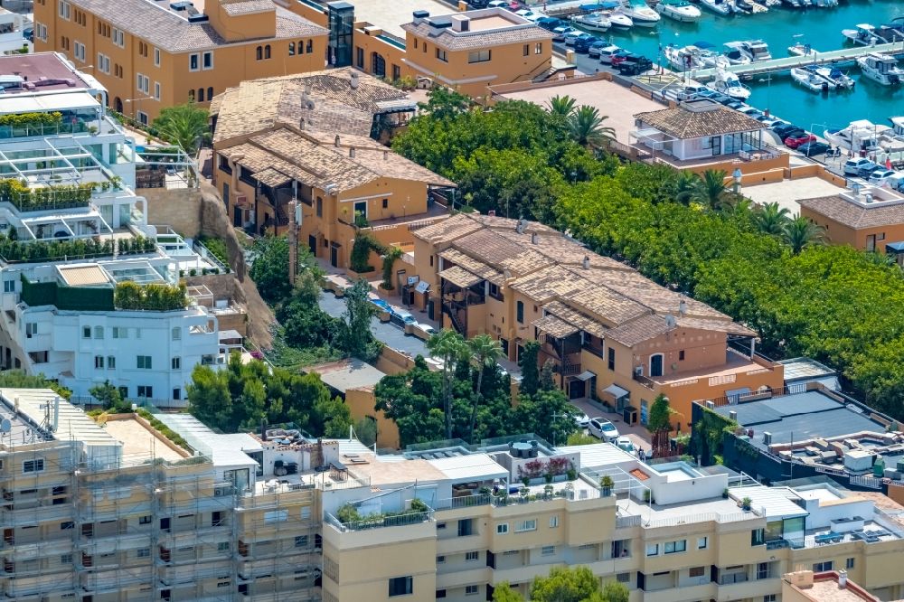 Luftaufnahme Portals Nous - Gebäude der Restaurants am Yachthafen an der Puerto Portals in Portals Nous in Balearische Insel Mallorca, Spanien