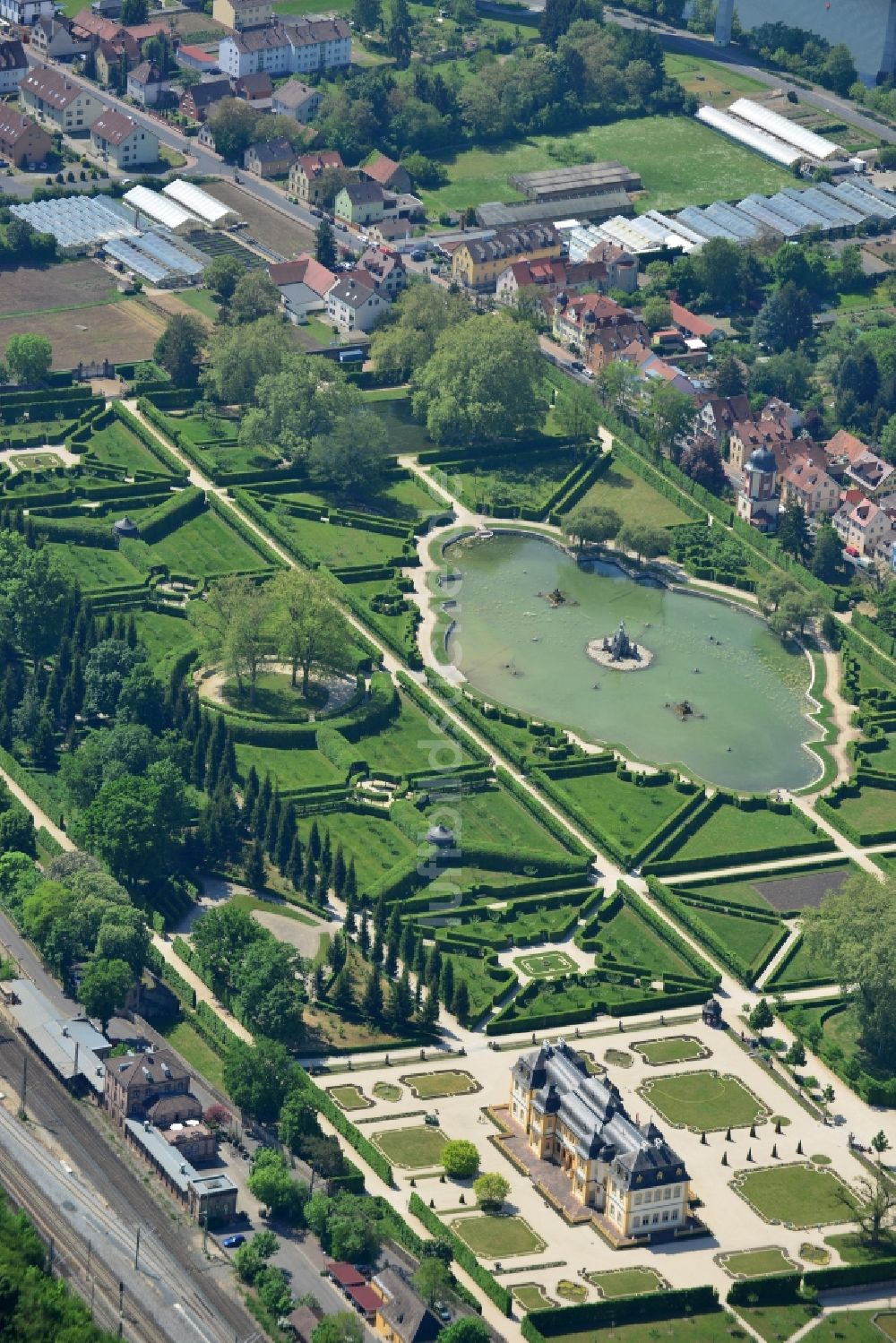 Veitshöchheim aus der Vogelperspektive: Gebäude und Rokokogarten- Parkanlagen des Schloß in Veitshöchheim im Bundesland Bayern