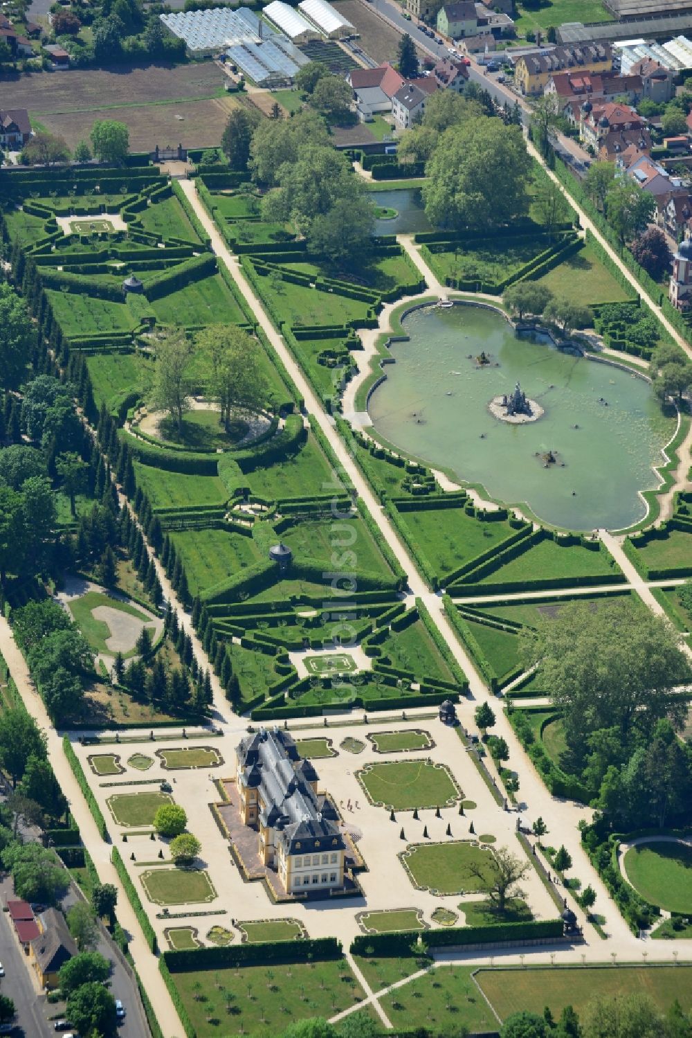 Luftbild Veitshöchheim - Gebäude und Rokokogarten- Parkanlagen des Schloß in Veitshöchheim im Bundesland Bayern