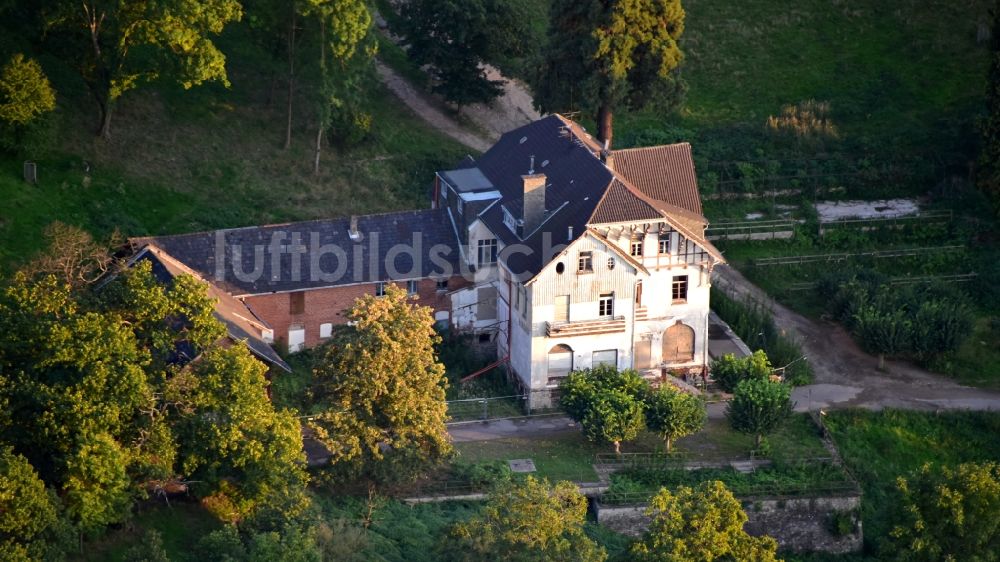 Luftbild Königswinter - Gebäude- Ruine des leerstehenden Bauwerkes Burghof in Königswinter im Bundesland Nordrhein-Westfalen, Deutschland