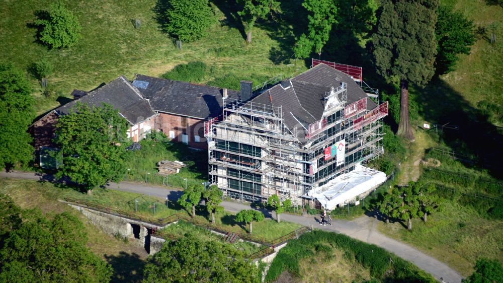 Luftaufnahme Königswinter - Gebäude- Ruine des leerstehenden Bauwerkes Burghof in Königswinter im Bundesland Nordrhein-Westfalen, Deutschland