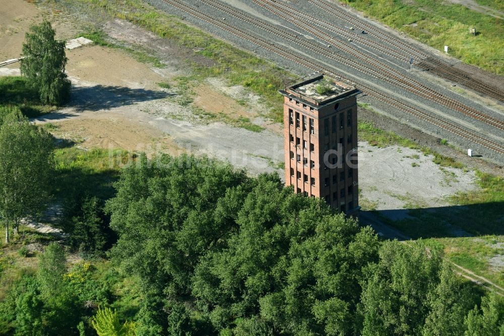 Luftbild Halberstadt - Gebäude- Ruine des leerstehenden Bauwerkes des ehemaligen Bahnbetriebswerkes in Halberstadt im Bundesland Sachsen-Anhalt, Deutschland