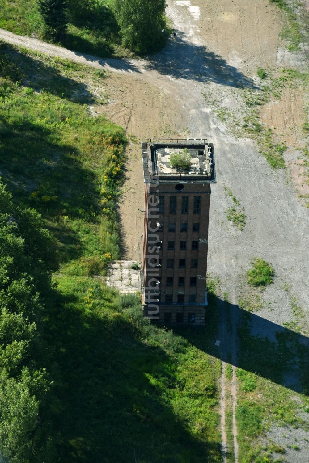 Halberstadt von oben - Gebäude- Ruine des leerstehenden Bauwerkes des ehemaligen Bahnbetriebswerkes in Halberstadt im Bundesland Sachsen-Anhalt, Deutschland