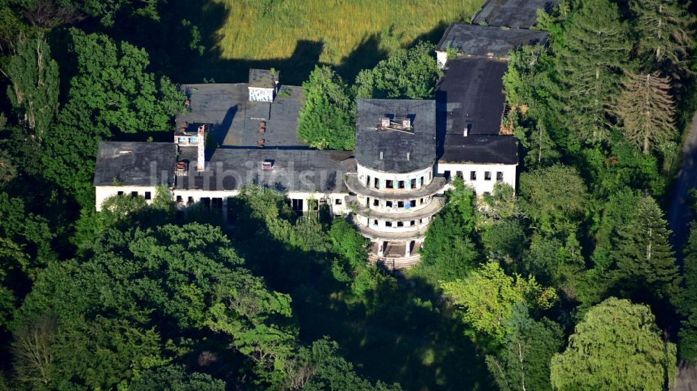 Luftbild Gernrode - Gebäude- Ruine des leerstehenden Bauwerkes FDGB-Ferienheim Fritz-Heckert in Gernrode im Bundesland Sachsen-Anhalt, Deutschland