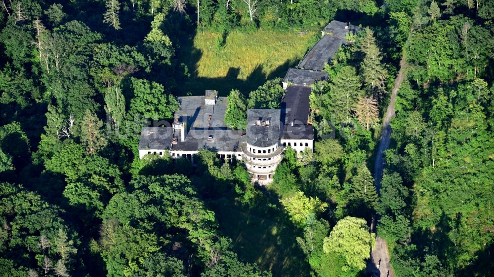 Luftaufnahme Gernrode - Gebäude- Ruine des leerstehenden Bauwerkes FDGB-Ferienheim Fritz-Heckert in Gernrode im Bundesland Sachsen-Anhalt, Deutschland