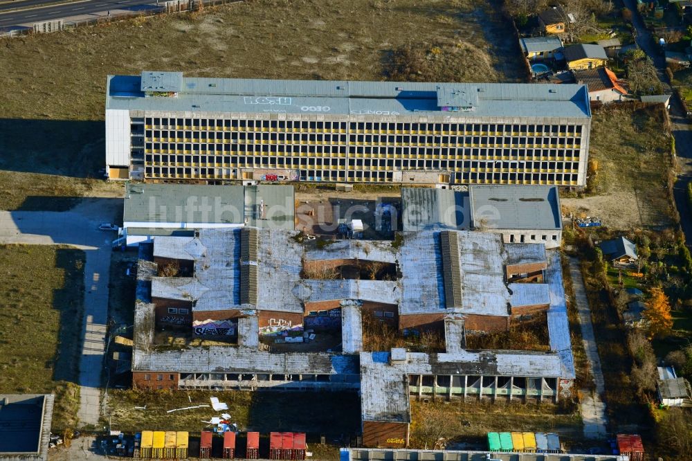 Luftaufnahme Berlin - Gebäude- Ruine des leerstehenden Bauwerkes auf dem Funkhausgelände im Ortsteil Oberschöneweide in Berlin, Deutschland