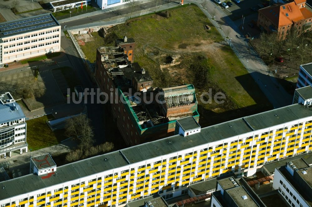 Luftaufnahme Dessau - Gebäude- Ruine des leerstehenden Bauwerkes an der Hobuschgasse im Ortsteil Dessau in Dessau im Bundesland Sachsen-Anhalt, Deutschland