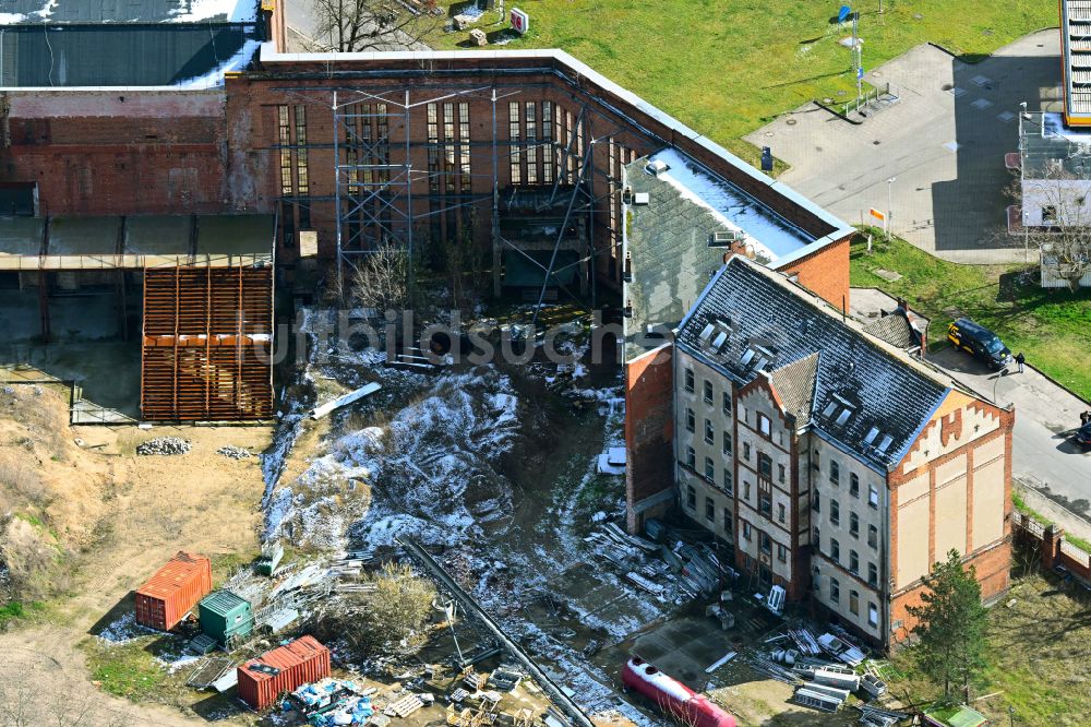 Luftaufnahme Berlin - Gebäude- Ruine des leerstehenden Bauwerkes der Veranstaltungsstätte Altes Kraftwerk im Ortsteil Oberschöneweide in Berlin, Deutschland