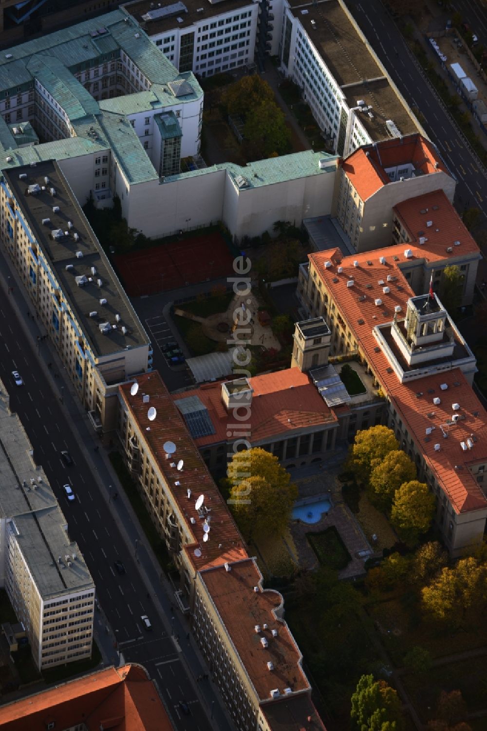 Berlin Mitte aus der Vogelperspektive: Gebäude der russischen Botschaft in Deutschland in der Straße Unter den Linden in Berlin - Mitte