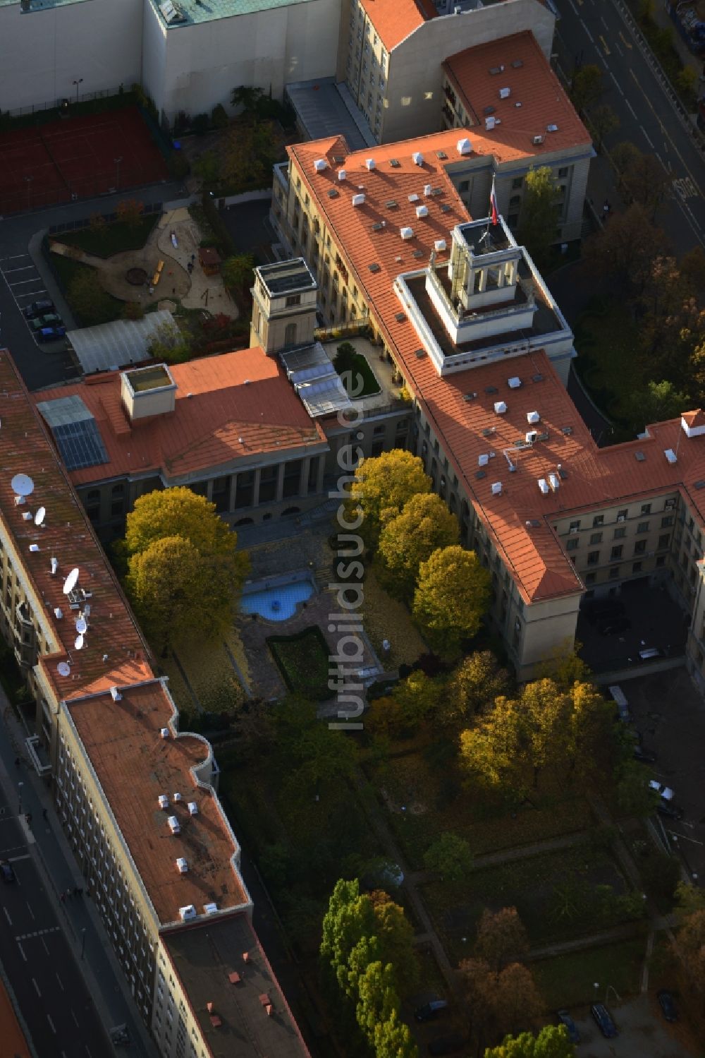 Luftbild Berlin Mitte - Gebäude der russischen Botschaft in Deutschland in der Straße Unter den Linden in Berlin - Mitte