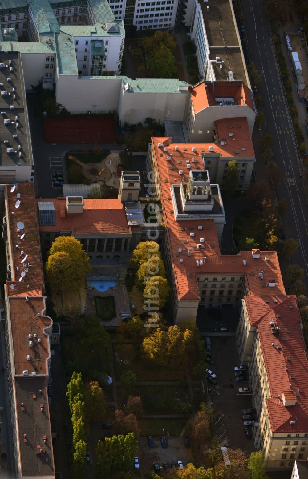 Luftaufnahme Berlin Mitte - Gebäude der russischen Botschaft in Deutschland in der Straße Unter den Linden in Berlin - Mitte