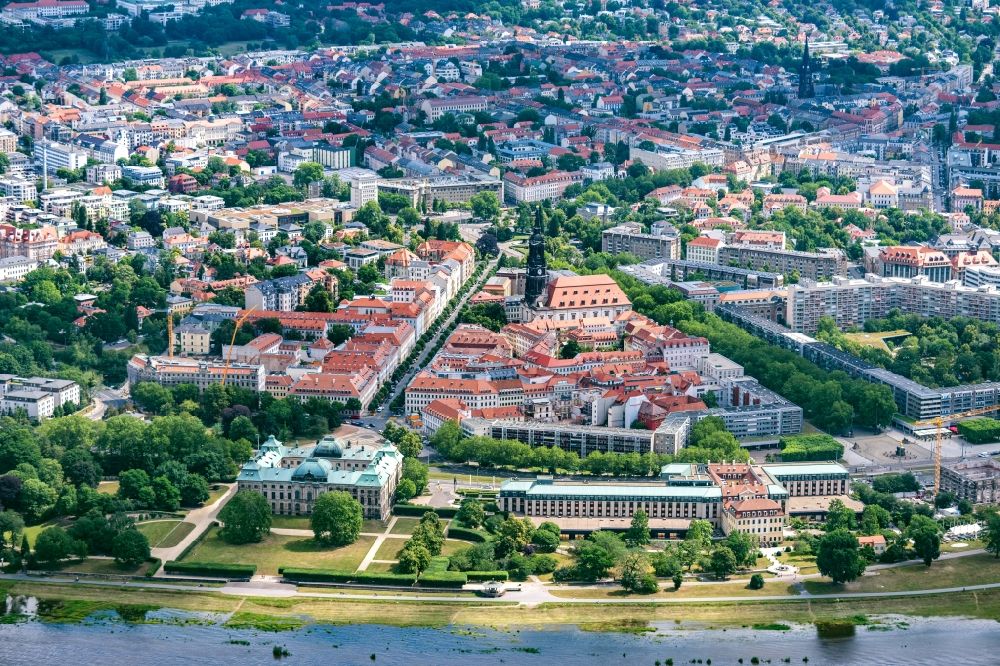 Dresden aus der Vogelperspektive: Gebäude des Schlosshotel Bellevue in Dresden im Bundesland Sachsen, Deutschland
