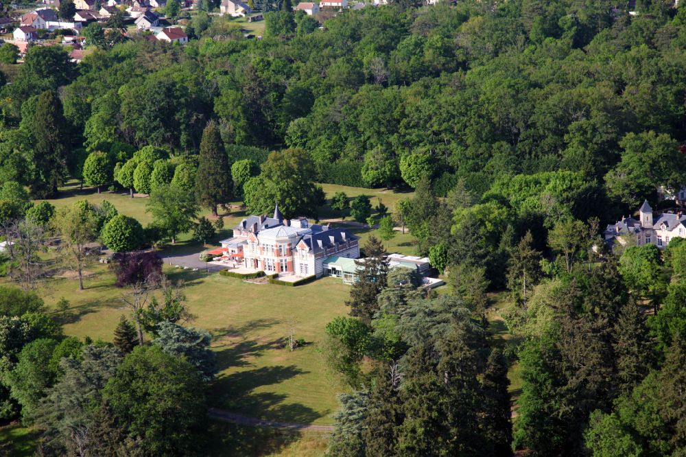 Luftbild Briare - Gebäude des Schlosshotel Domaine des Roches in Briare in Centre-Val de Loire, Frankreich