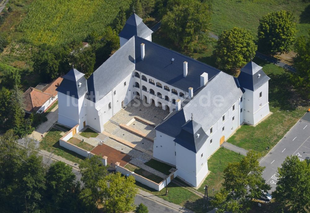 Egervar aus der Vogelperspektive: Gebäude des Schlosshotel Egervári Várkastély in Egervar in Komitat Zala, Ungarn
