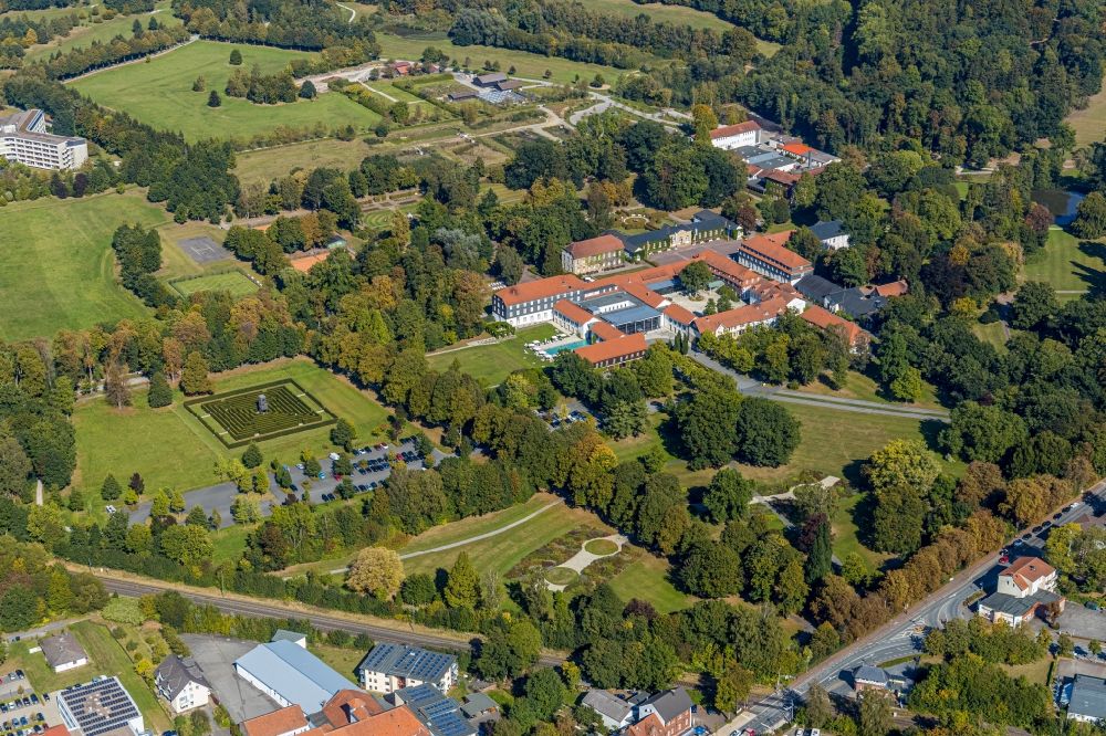 Luftaufnahme Bad Driburg - Gebäude des Schlosshotel Gräflicher Park Health & Balance Resort an der Brunnenallee in Bad Driburg im Bundesland Nordrhein-Westfalen, Deutschland