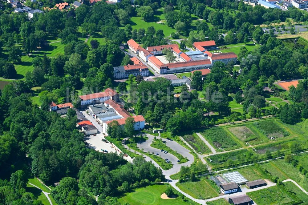 Luftaufnahme Bad Driburg - Gebäude des Schlosshotel Gräflicher Park Health & Balance Resort an der Brunnenallee in Bad Driburg im Bundesland Nordrhein-Westfalen, Deutschland