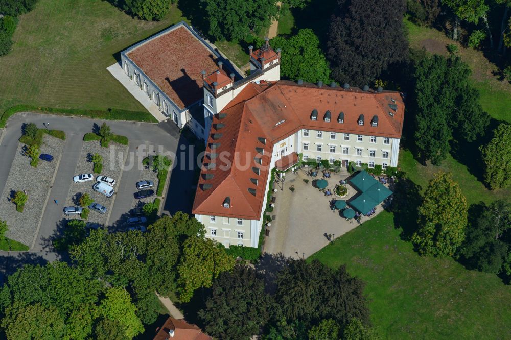 Luftbild Lübbenau/Spreewald - Gebäude des Schlosshotel Schloss Lübbenau - Hotelbetriebsgesellschaft Schloss Lübbenau mbH in Lübbenau/Spreewald im Bundesland Brandenburg, Deutschland