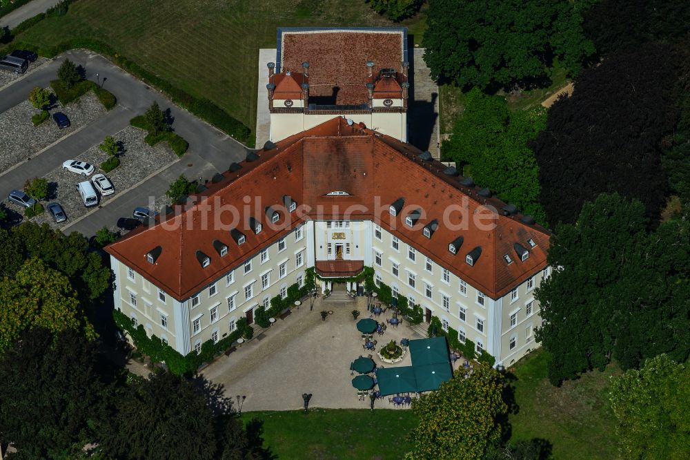 Luftaufnahme Lübbenau/Spreewald - Gebäude des Schlosshotel Schloss Lübbenau - Hotelbetriebsgesellschaft Schloss Lübbenau mbH in Lübbenau/Spreewald im Bundesland Brandenburg, Deutschland