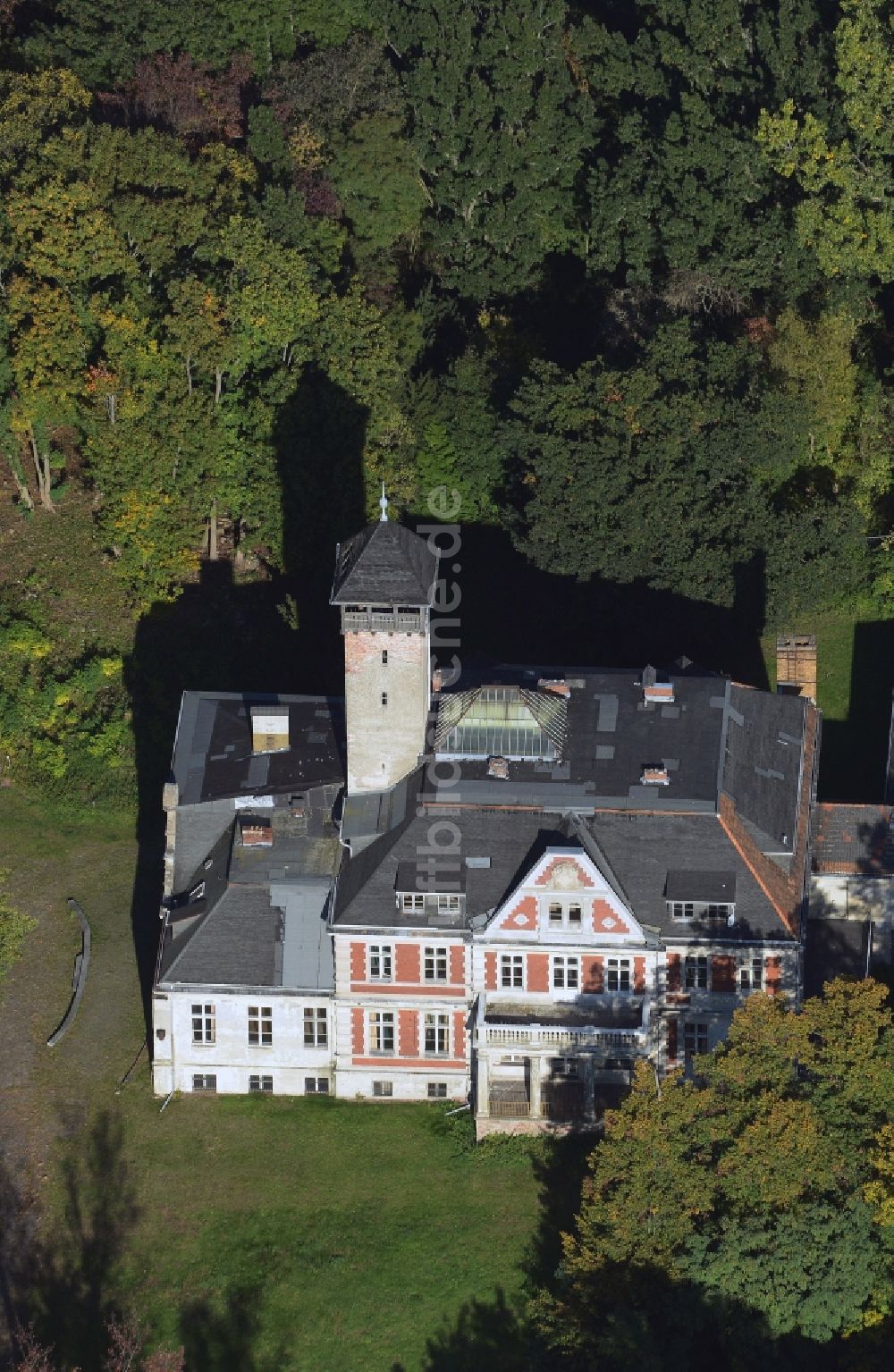 Luftaufnahme Schulzendorf - Gebäude und Schlosspark des Schloß an der Dorfstraße in Schulzendorf im Bundesland Brandenburg