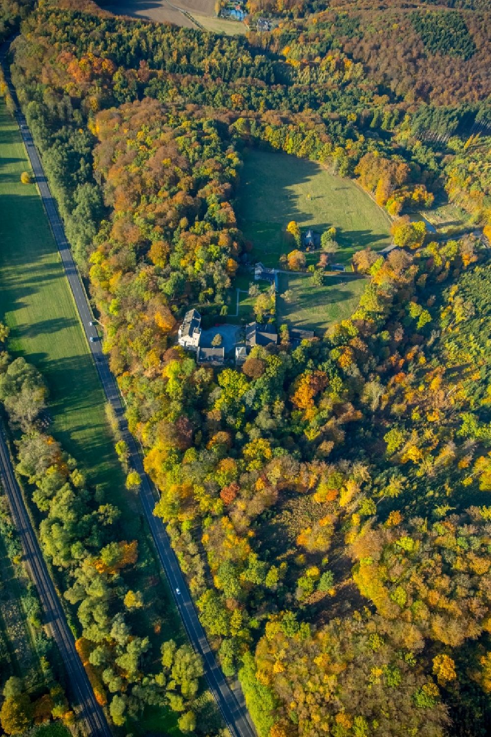 Luftaufnahme Herdecke - Gebäude und Schlosspark des Schloß Haus Mallinckrodt in Herdecke im Bundesland Nordrhein-Westfalen
