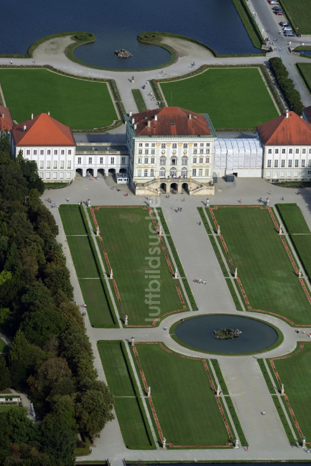 Luftbild München - Gebäude und Schlosspark des Schloß Nymphenburg im Stadtteil Neuhausen-Nymphenburg in München im Bundesland Bayern