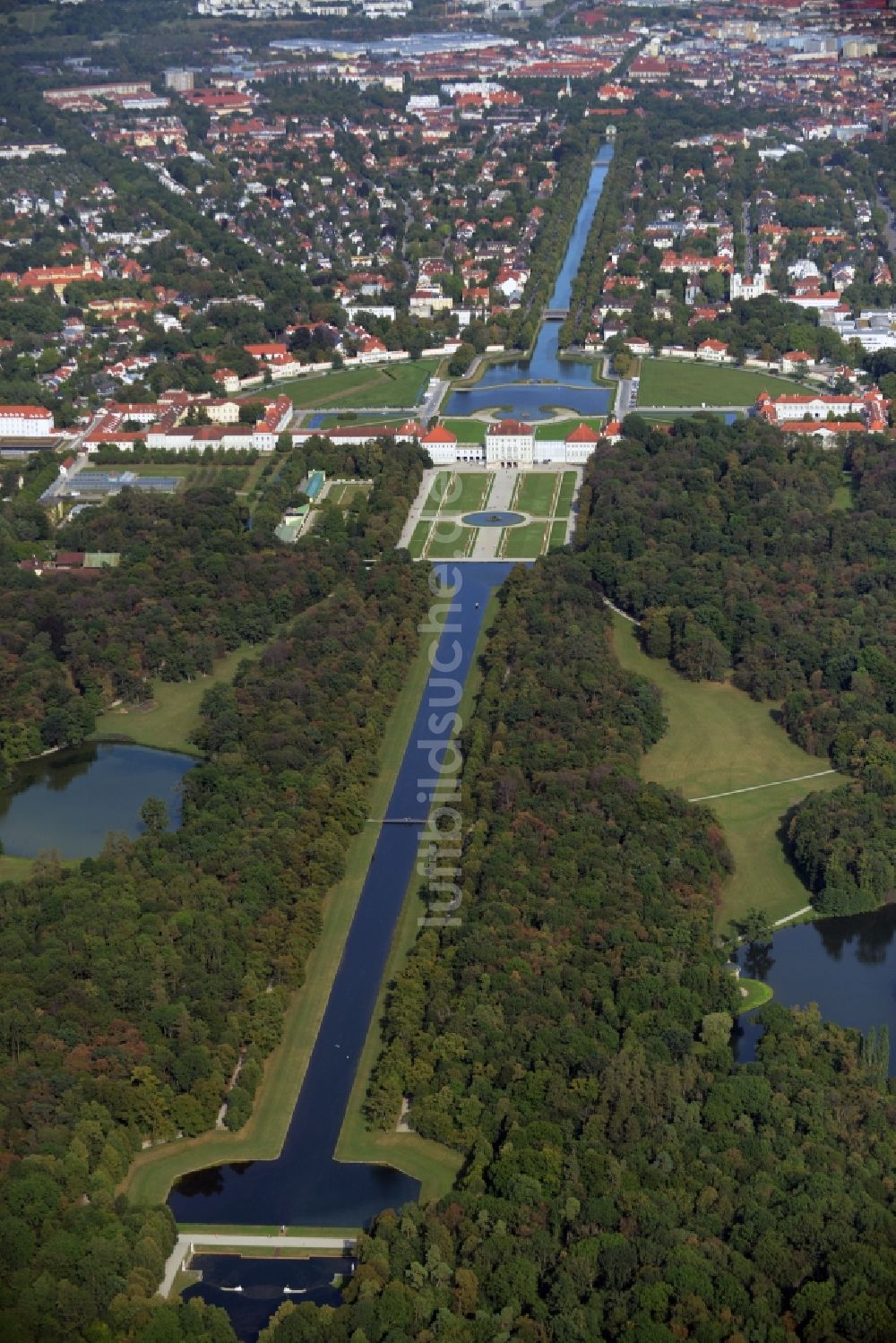 Luftaufnahme München - Gebäude und Schlosspark des Schloß Nymphenburg im Stadtteil Neuhausen-Nymphenburg in München im Bundesland Bayern