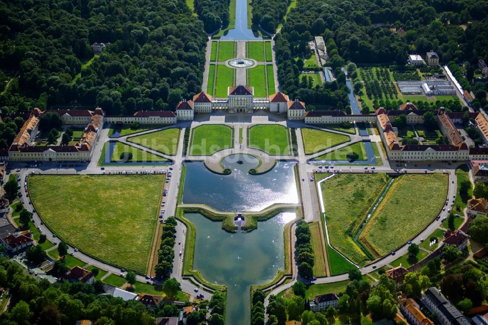 Luftaufnahme München - Gebäude und Schlosspark des Schloß Nymphenburg im Stadtteil Neuhausen-Nymphenburg in München im Bundesland Bayern