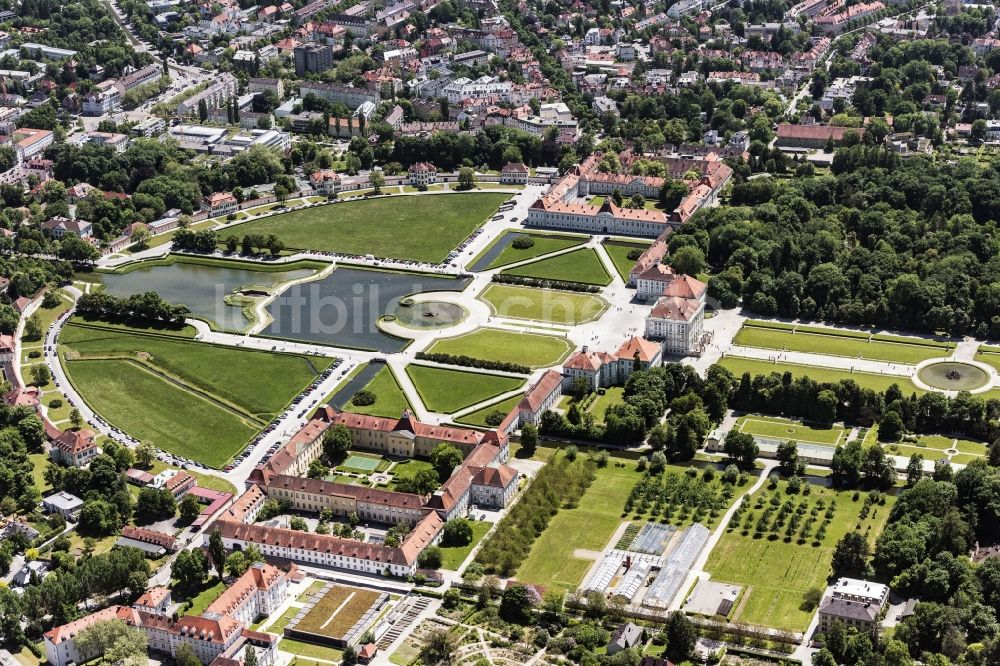 München von oben - Gebäude und Schlosspark des Schloß Nymphenburg im Stadtteil Neuhausen-Nymphenburg in München im Bundesland Bayern