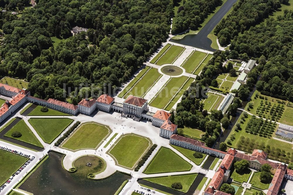 Luftbild München - Gebäude und Schlosspark des Schloß Nymphenburg im Stadtteil Neuhausen-Nymphenburg in München im Bundesland Bayern
